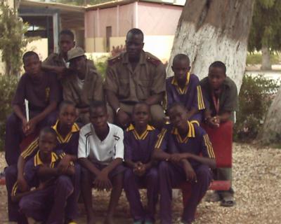 encore moi acote de celui qui porte le haut blanc a gauche